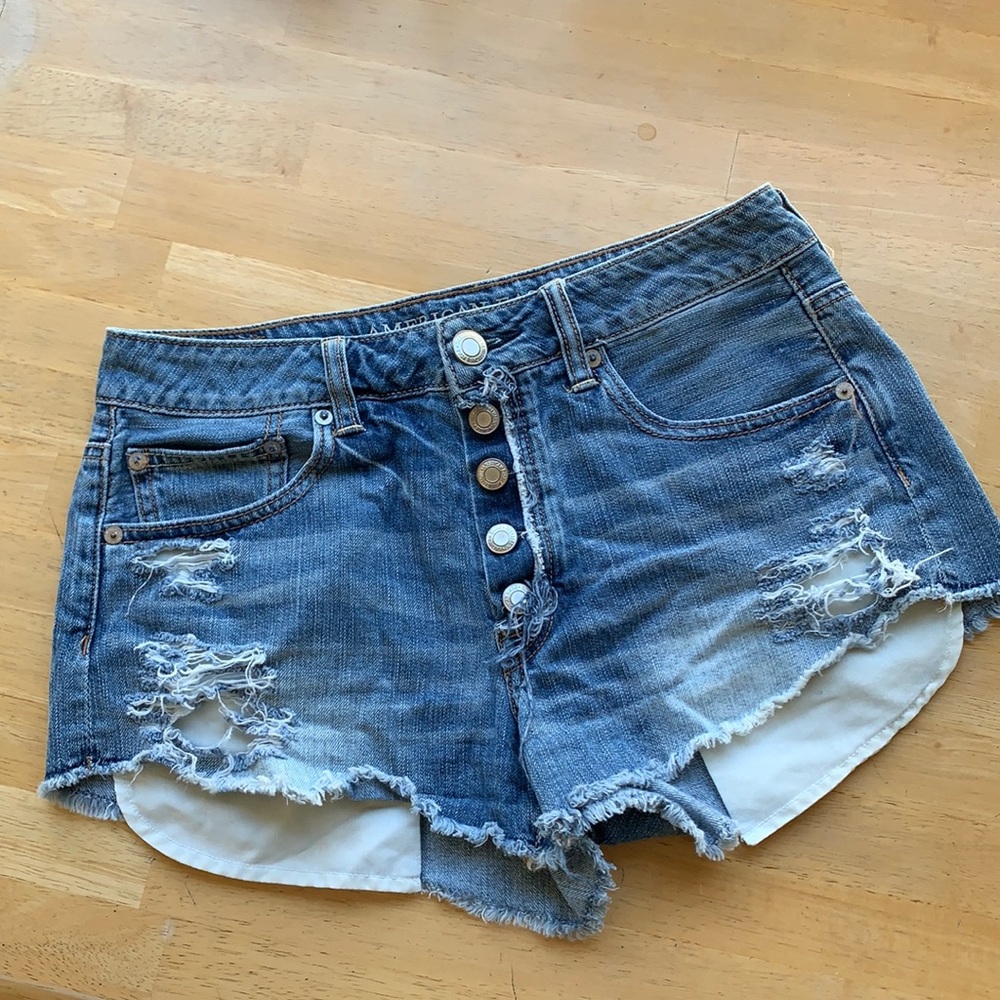 ✨AE high rise distressed festival shortie✨